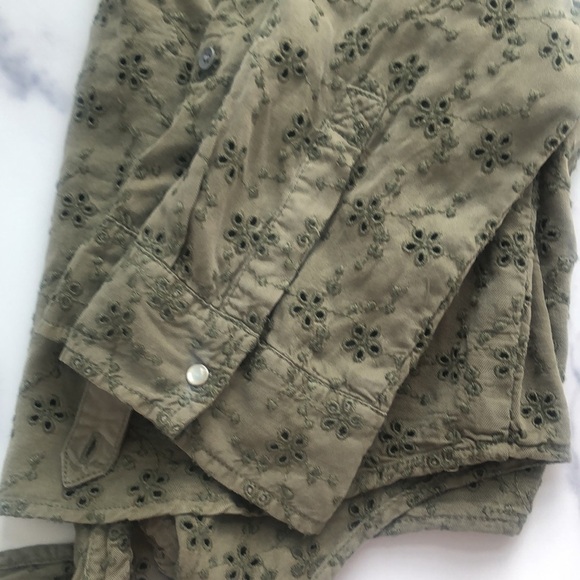 GUESS Eyelet Denim Tie Front Pin Up Shirt Size Medium - Picture 15 of 15